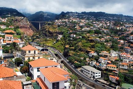 Admirez le panorama sur la ville et ses toits oranges avec un billet d'avion pour Funchal.