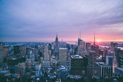 Appréciez la vue magique sur NYC depuis le Rockefeller Center avec un billet d'avion pour New York.