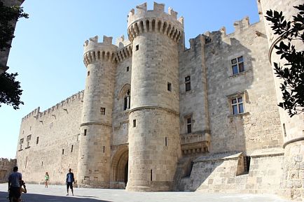 Passez entre les tours de la Porte d'entrée du palais des Grands-Maîtres avec un billet d'avion pour Rhodes.