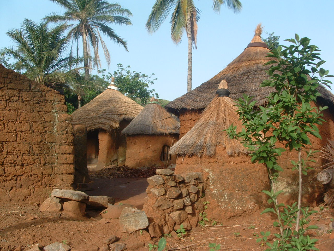 Un vol Togo pas cher avec Algofly illustré par des petites cases faites de terre rouge et de toit en paille.